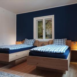 Ruhige Ferienwohnung für bis zu 5 Personen in Bahnhofsnähe mit eigener Imkerei, hotel a Geltendorf