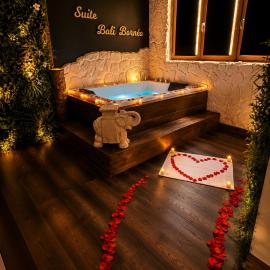 Refuge Tropical - suite pour couple avec balnéo 2 places et Cinema géant