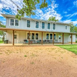 Historic Fredericksburg Farmhouse - Hill Country Views - Wine Trail - Snowbird