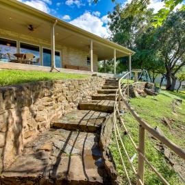 Renovated Waterfront Home with WiFi, Lake Views, Dock & Boat Lift - Dogs OK, hotel a Buchanan Dam
