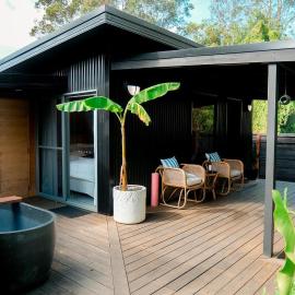 Tiny home, Outdoor bath, Infrared Sauna, Fire pit, hotel in Cardiff
