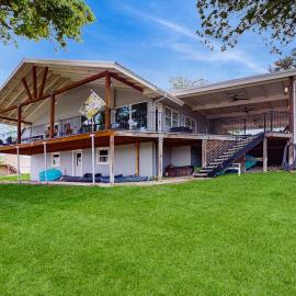 Waterfront Home with Kayaks, Game Room, Firepit, & Enormous Deck, hotel in Kingsland