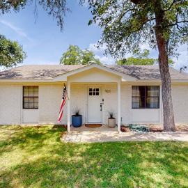 Dog-Friendly Waterfront Home with Dock, Grill, Water Views, Patio, Washer/Dryer, hotel a Marble Falls