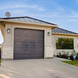 Stunning Lake House with Spacious Bedrooms - Minutes to Local Attractions