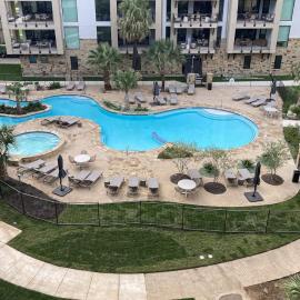 Dog-Friendly & Spacious Condo with Lake Views, Large Balcony, & Pool, hotel in Horseshoe Bay