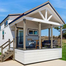 Modern Tiny Home with Loft, Kitchen, Cozy Patio and Shared Pools, Great Location