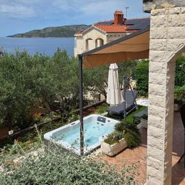 Amazing Apartment In Okrug Donji With Wifi, hotel in Okrug Donji