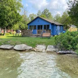 Sunset Shores - Lakeside Cabin #1 by Simple Life Rentals, Hotel in Baileys Harbor
