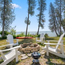 Tranquility Bay Getaway by Simple Life Rentals, hotel in Sister Bay