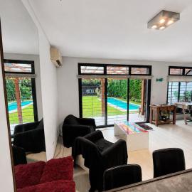 Casa San Isidro pileta jardín parrilla a metros del río, hotel in San Isidro