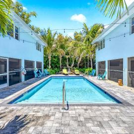 Walk to Siesta Key Beach and Village, Pool, Dock, Game Room!