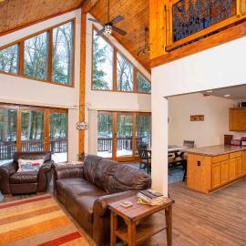Cabin in the Woods by Simple Life Rentals, Hotel in Sturgeon Bay
