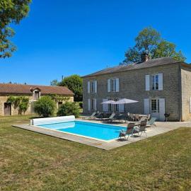 Grande maison rénovée avec piscine privée et parc, idéale pour vacances en famille en Dordogne