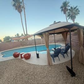 4 bedroom Luxuriously Furnished Modern Mansion With Pool, Spa, and Patio, hotel din Las Vegas