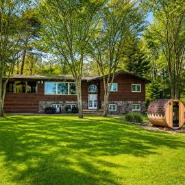 6 Bedroom Lakefront Main House in Sand Bay, hotel Dillonban