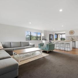 Pet-Friendly Home Walk to Beach