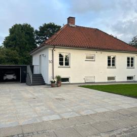 To værelser med dobbeltsenge tæt på E45 og banegården i Rødekro Værelserne deler bad Kælderværelser med egen indgang, hotel in Rødekro