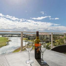 Lovely Studio Apartment Overlooking Golf Course!, hotel u gradu Pelican Waters