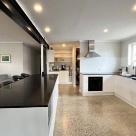 Beachside Bliss In The Crown, hotel in Kawana Waters