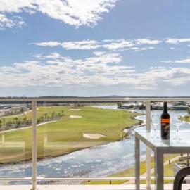 Spa Apartment - Beautiful Views Of Golf Course!, hotel in Pelican Waters
