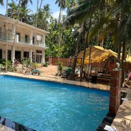 Holiday sands resort - stay by the beach, hôtel à Nandgaon