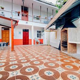 12 huéspedes un solo precio en casa amplia con ropa de cama y toallas incluidas CASA LARGO KATAYAMA, hotel di Riosucio