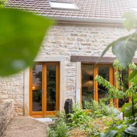 Grand studio Zen avec vue sur jardin et parking privé, hotel in Dijon
