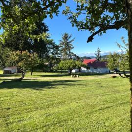 A beautiful 2bed and 2bath villa near beach, hotel di Oak Harbor