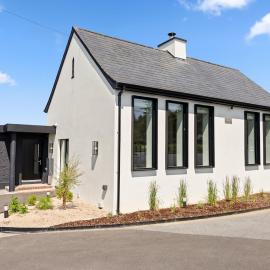 Renovated Schoolhouse with full basketball court, hotell i Kilrush