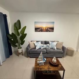 MiamiBlue Oasis l 2BR with free parking, hotelli Miamissa