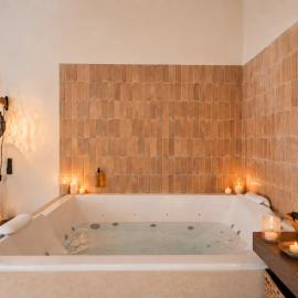 La Cour Secrète - Suite Riad - Cocon romantique à deux - Balnéo privée - ambiance tamisée - escapade amoureuse - cœur de ville Carpentras
