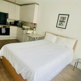 Studio - Sleeps 2 - Wifi - Parking