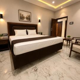 Hotel Bhagirath Palace, hotel in Ahraurā Road