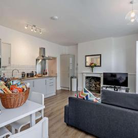Dizzy Lows Modern 1 Bedroom Swanage Apartment with Sea View