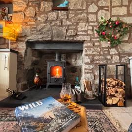 Loch Ness village cottage for 2 with free parking & pets welcome