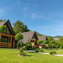Sicevacka Bajka log cabin in a nature park, hotel in Niš