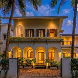 StayVista at Casa Riva with Pool & Lawn