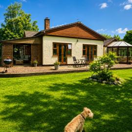 Park Cottage Country Bungalow، فندق في سانت هيلينز