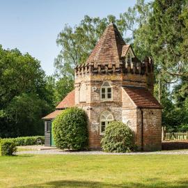 Grimsbury Castle, hotel in Thatcham