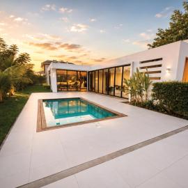 Family Villa with Pool near Beach & Market, hotel en Balaclava