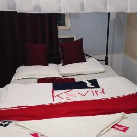 Dignitaries hotel، فندق في كيزيمو
