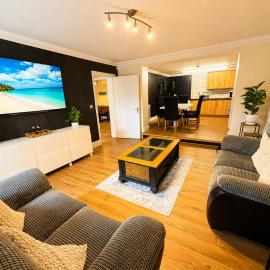 Glen Fern Lodge - Garden Apartment with Parking - Heart of Bournemouth Town Centre - Close to Beach - Darts and Table Football - Sleeps 11