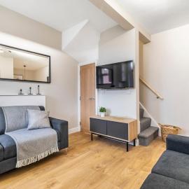 Stylish 5-Bed Home Ideal For Groups - Free Parking