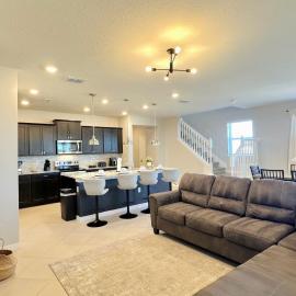 Brand New Charming Home 9 Miles to Disney, hotel in Orlando