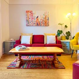 KingstonStays Happy House, Free Parking, Downtown โรงแรมในคิงสตัน