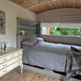 Sheperd's Hut Sleeps 2 with Hot Tub and Garden, hotel u gradu 'Bantry'