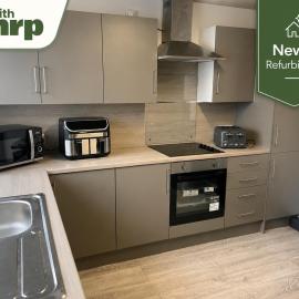 King or Twin Beds, Plus Sofa Bed with Free Wifi & Parking - Sleeps 3 - Key Box Arrival