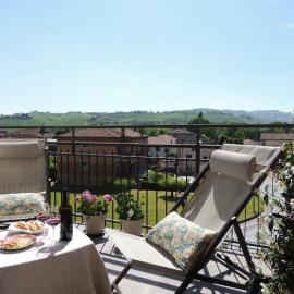 Casa Baratta - La Quercia, Neive, moderno appartamento, terrazzo vista Langhe, park EV، فندق في نيف