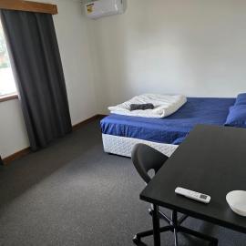 Room near Perth airport in a Shared House، فندق في بيرث