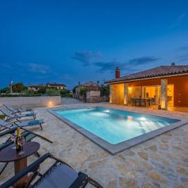 Villa Martha Sisan near Pula for 6 persons with 30 m2 private pool - 3 km from the beach